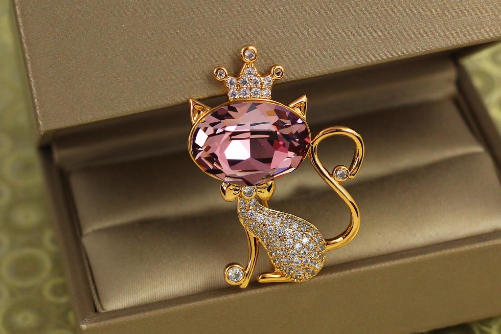 Брошь Xuping Jewelry котик в короне с розовым камнем сваровски 3,8 см Золотистый (31462945)