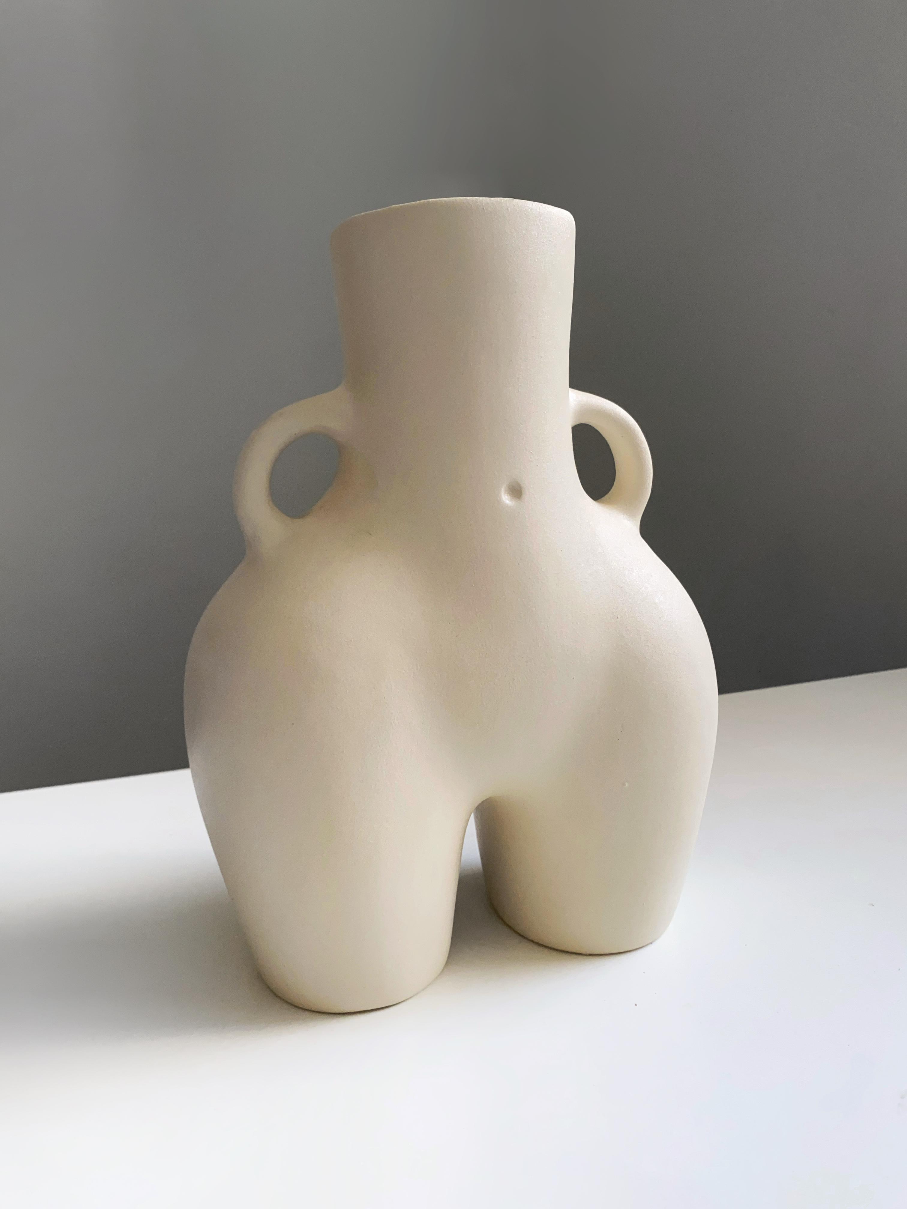 Ваза у формі жіночої попи Лола 25х18 см Молочний - фото 3 Ваза у формі жіночої попи Лола 25х18 см Молочний - фото 3