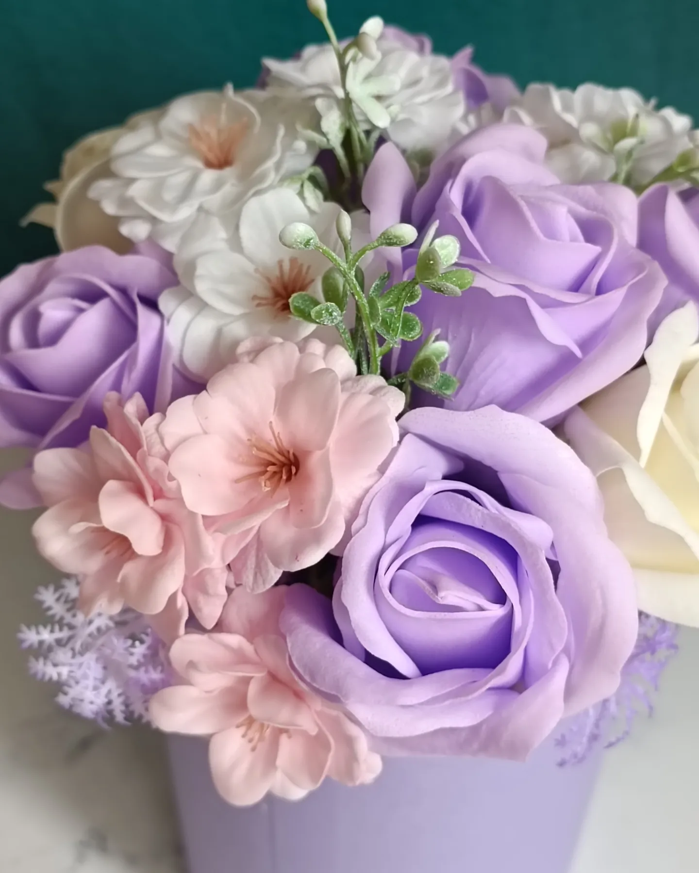 Композиція квітів зі спіненого з мила Троянди 23х18 см Біло-бузковий - фото 3 Композиція квітів зі спіненого з мила Троянди 23х18 см Біло-бузковий - фото 3