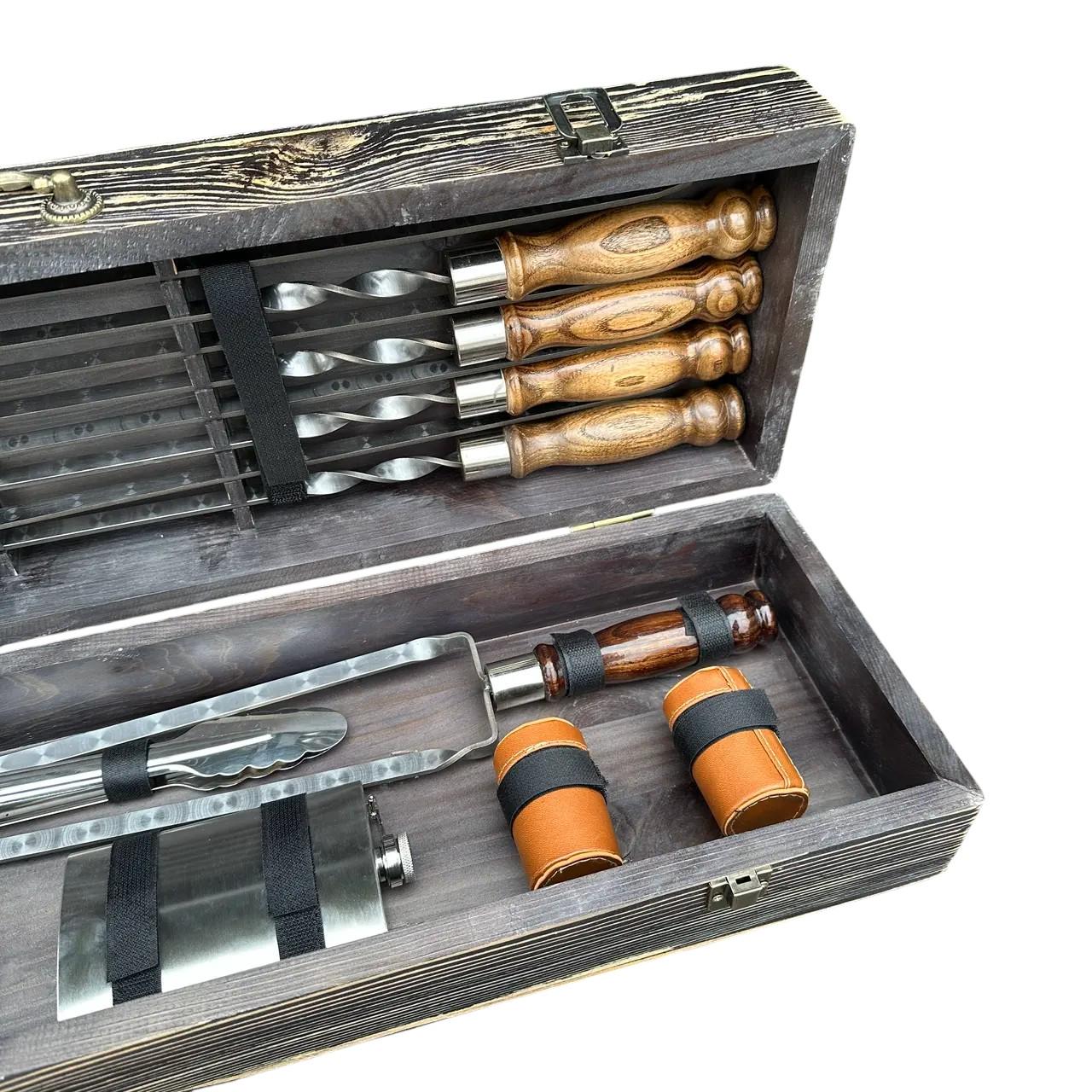 Подарунковий набір шампурів з аксесуарами Mzavod Козак із нержавіючої сталі в дерев’яному кейсі 720x120x210 мм (136-17-1190310000865) - фото 3 Подарунковий набір шампурів з аксесуарами Mzavod Козак із нержавіючої сталі в дерев’яному кейсі 720x120x210 мм (136-17-1190310000865) - фото 3