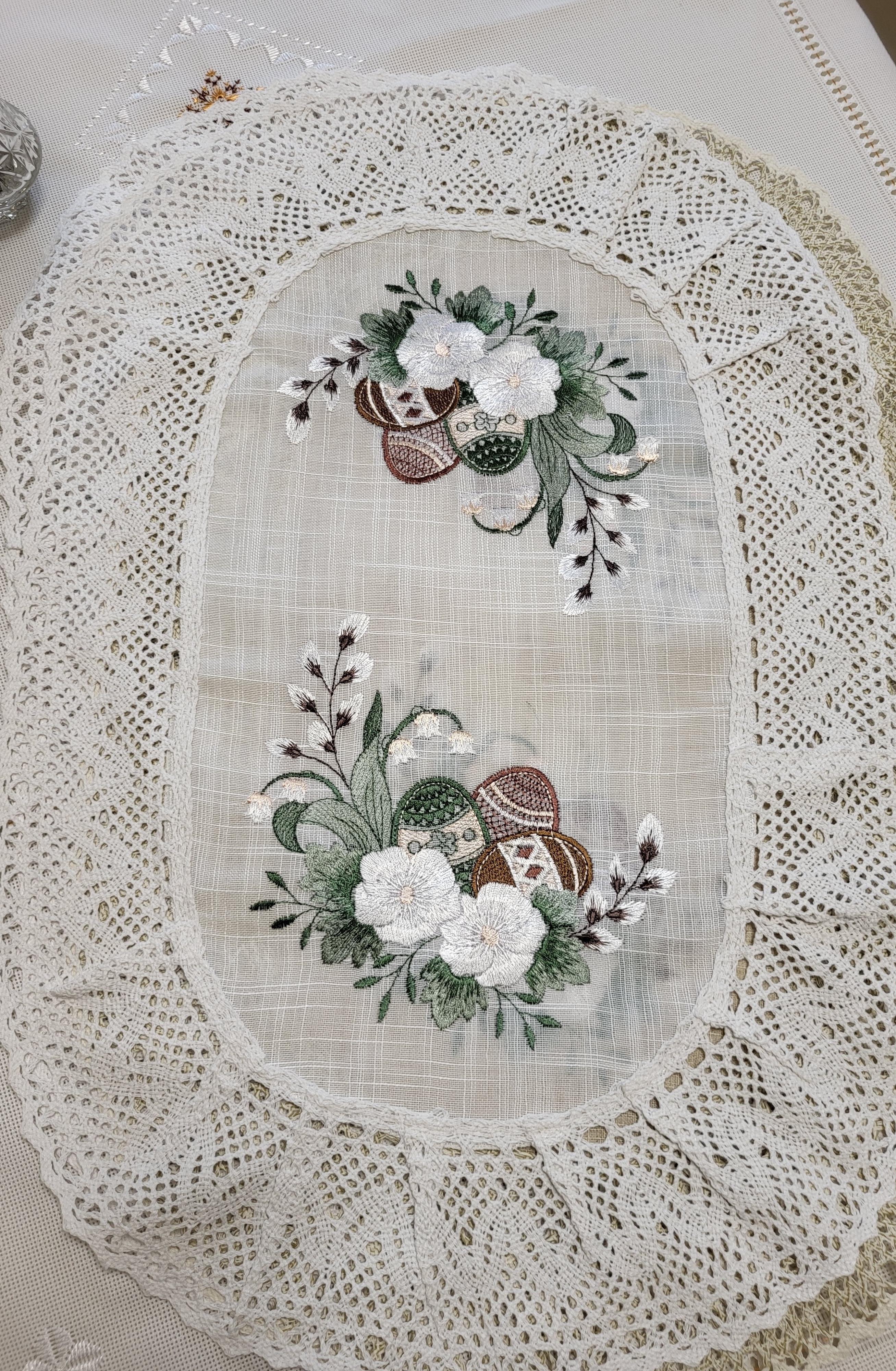 Серветка-рушник на великодній кошик з вишивкою та мереживом (Арт-021)