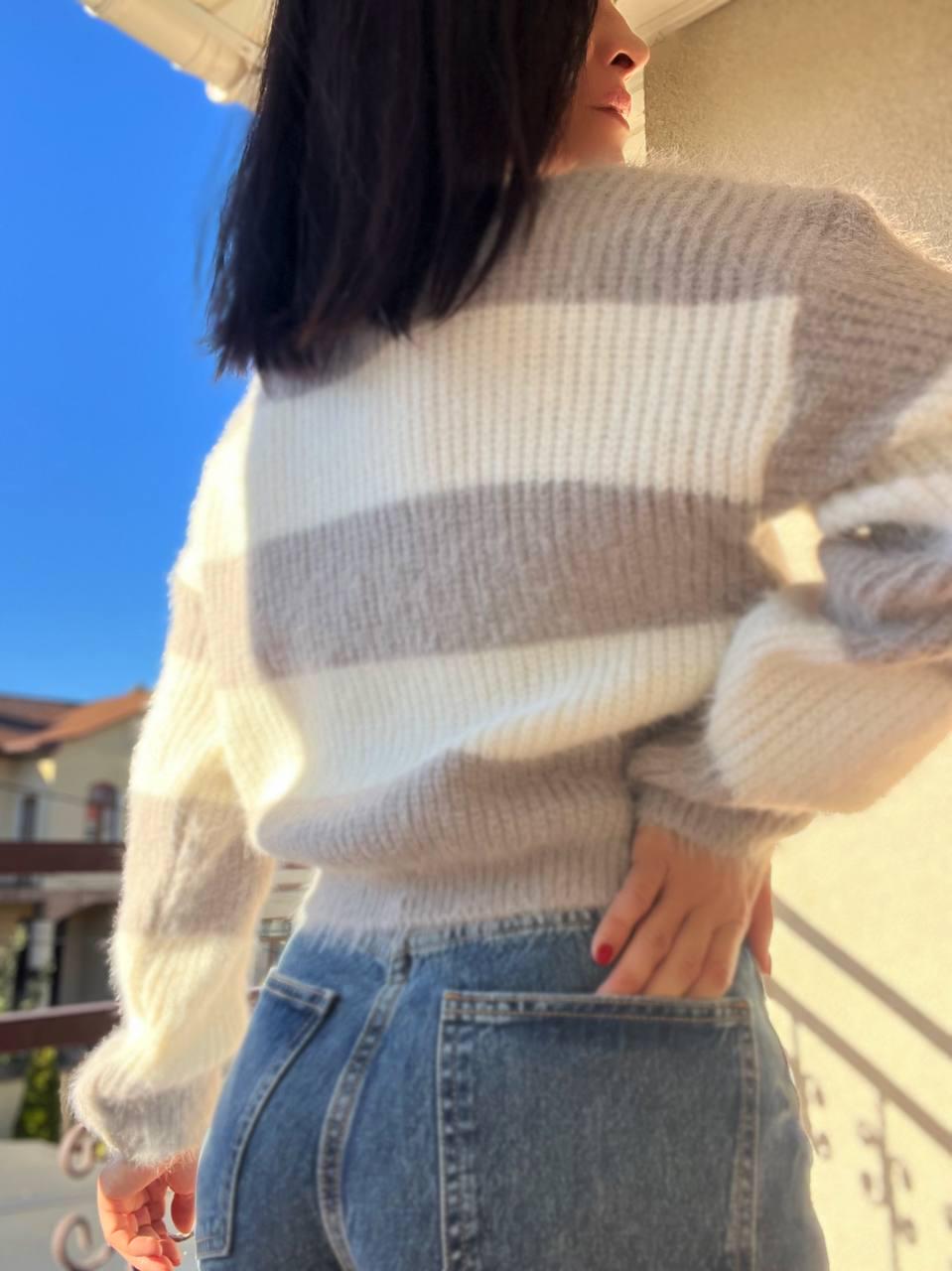 Свитер женский A-N 2157 широкая полоса короткий пушистый ангора р. 42-46 Серый (3057) - фото 3 Свитер женский A-N 2157 широкая полоса короткий пушистый ангора р. 42-46 Серый (3057) - фото 3