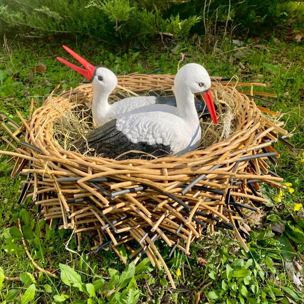 Комплект фігур Сім'я садових лелек №151 у гнізді з ротангу