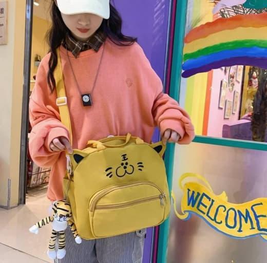 Сумка-рюкзак школьная для девочки котик с ушами с брелком/значками Ярко-желтый - фото 2 Сумка-рюкзак школьная для девочки котик с ушами с брелком/значками Ярко-желтый - фото 2