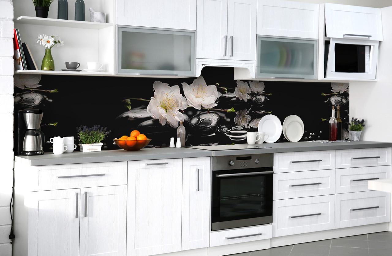 Кухонный фартук Белые цветы на черных камнях из самоклеющейся виниловой пленки 60х300 см Черный