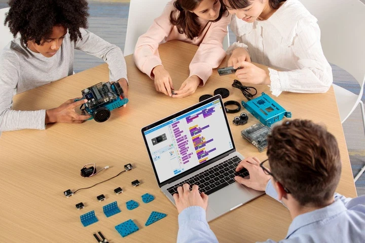 Робот-конструктор Makeblock mBot V1.2-Blue Bluetooth Version 9 Languages - фото 4