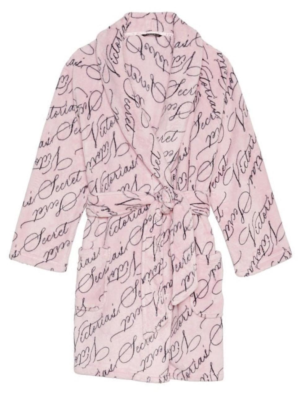 Халат женский плюшевый Victoria's Secret Logo Short Cozy Robe с надписями XS/S Розовый (2816316899) - фото 3