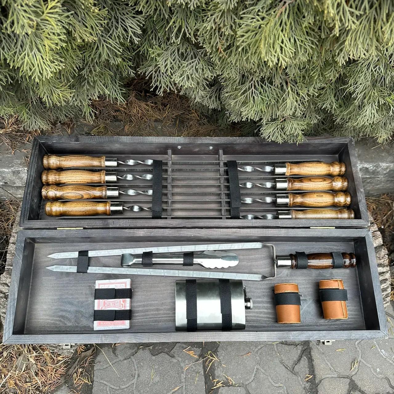 Подарунковий набір шампурів з аксесуарами Mzavod Козак із нержавіючої сталі в дерев’яному кейсі 720x120x210 мм (136-17-1190310000865) - фото 5 Подарунковий набір шампурів з аксесуарами Mzavod Козак із нержавіючої сталі в дерев’яному кейсі 720x120x210 мм (136-17-1190310000865) - фото 5