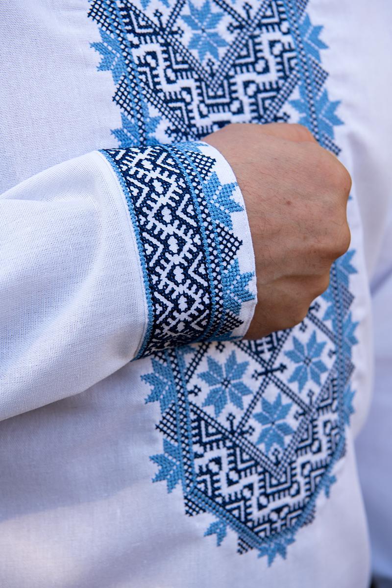 Вышиванка мужская из льна с сине-голубой вышивкой 2XL Белый (2426596401) - фото 2 Вышиванка мужская из льна с сине-голубой вышивкой 2XL Белый (2426596401) - фото 2