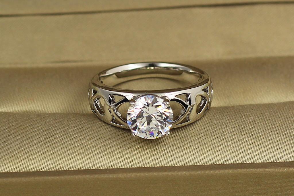 Кольцо Xuping Jewelry обручальное с камнем 8 мм и сердцами по бокам р. 18 Серебристый (30297544)