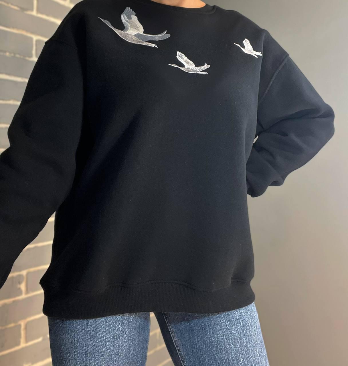 Свитшот женский PEPPER MINT 24-18 вышивка птицы оверсайз утепленный S Черный (973) - фото 7