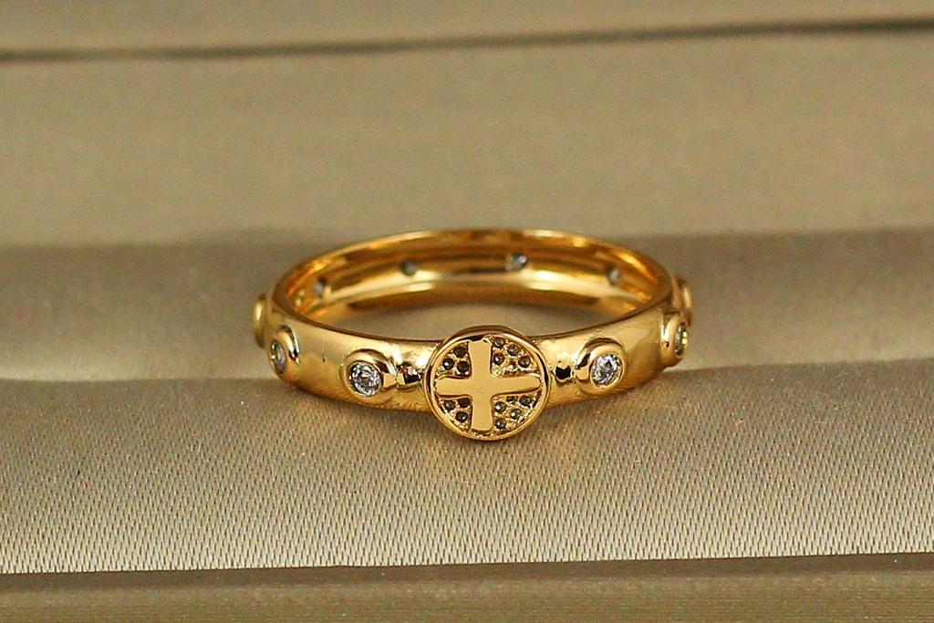 Кольцо Xuping Jewelry с крестиком и камешками по кругу р. 16 Золотистый (26921695)
