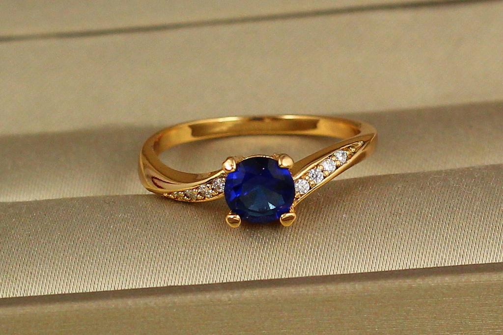 Кольцо Xuping Jewelry тонкое бока изогнуты с синим камнем 6 мм р. 18 Золотистый (1502653980)