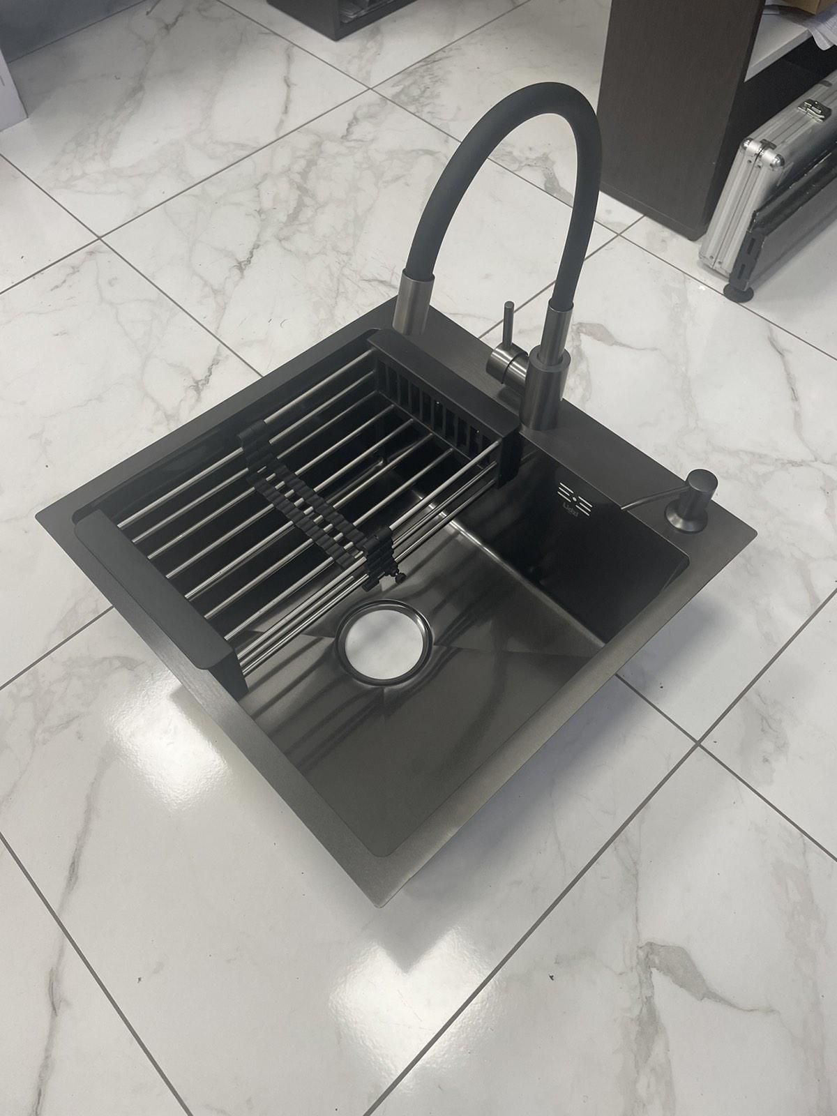 Мойка кухонная Lidz 5050 Черный/смеситель для кухни Kraft гибкий Черный - фото 7 Мойка кухонная Lidz 5050 Черный/смеситель для кухни Kraft гибкий Черный - фото 7