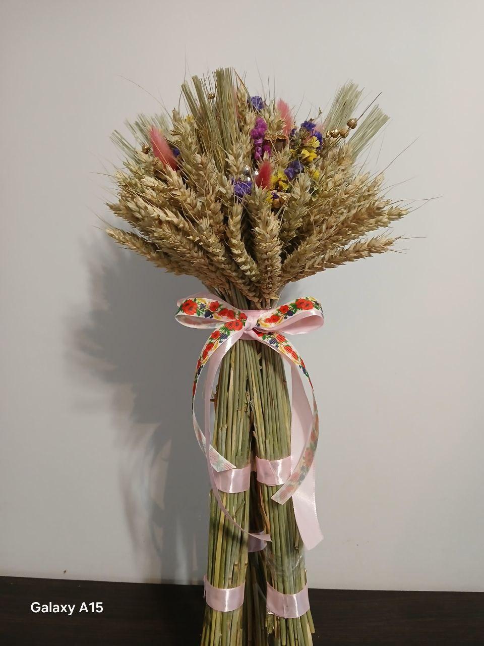 Дідух різдвяний з колосcя пшениці/льону та вівса на трьох ніжках 50-55 см зі стрічкою вишиванкою Рожевий (2822847172) Дідух різдвяний з колосcя пшениці/льону та вівса на трьох ніжках 50-55 см зі стрічкою вишиванкою Рожевий (2822847172)