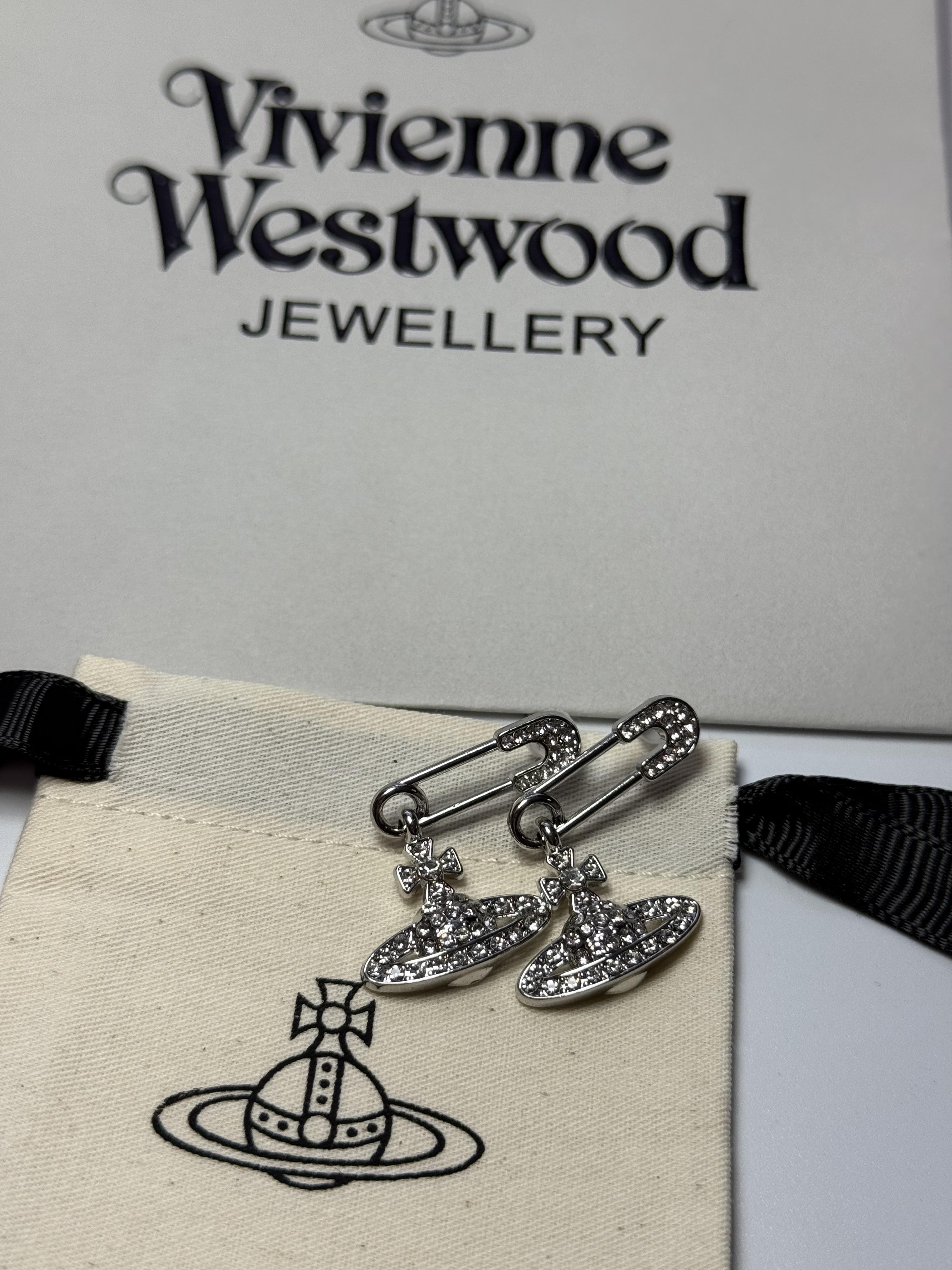 Серьги женские Vivienne Westwood с подвеской в форме планеты Заколка Серьги женские Vivienne Westwood с подвеской в форме планеты Заколка