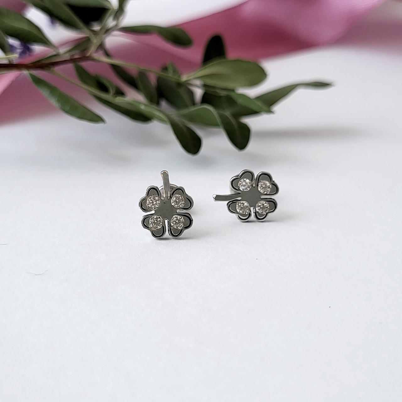 Серьги женские гвоздики на закрутках клевер с белыми камнями черненное серебро 925 пробы 1,70 г Серьги женские гвоздики на закрутках клевер с белыми камнями черненное серебро 925 пробы 1,70 г