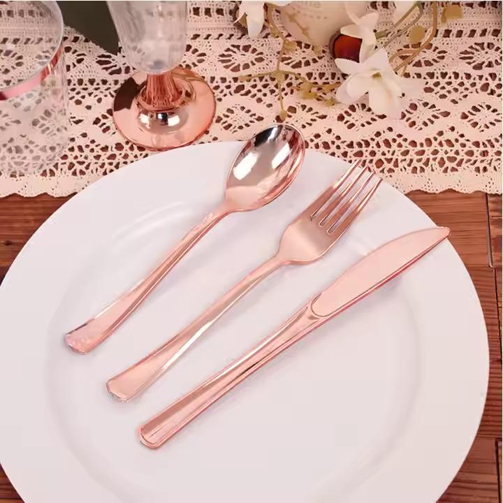 Набір пластикових столових приборів ножі виделки ложки 18 шт. Рожеве золото - фото 3 Набір пластикових столових приборів ножі виделки ложки 18 шт. Рожеве золото - фото 3