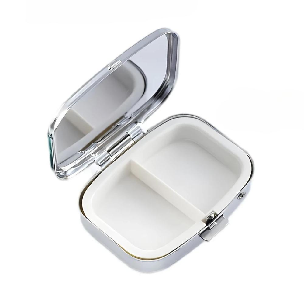 Таблетница Пожилая пара металлическая на два отделения 5,5х4х1,5 см Разноцветный (D-0104) - фото 6 Таблетница Пожилая пара металлическая на два отделения 5,5х4х1,5 см Разноцветный (D-0104) - фото 6