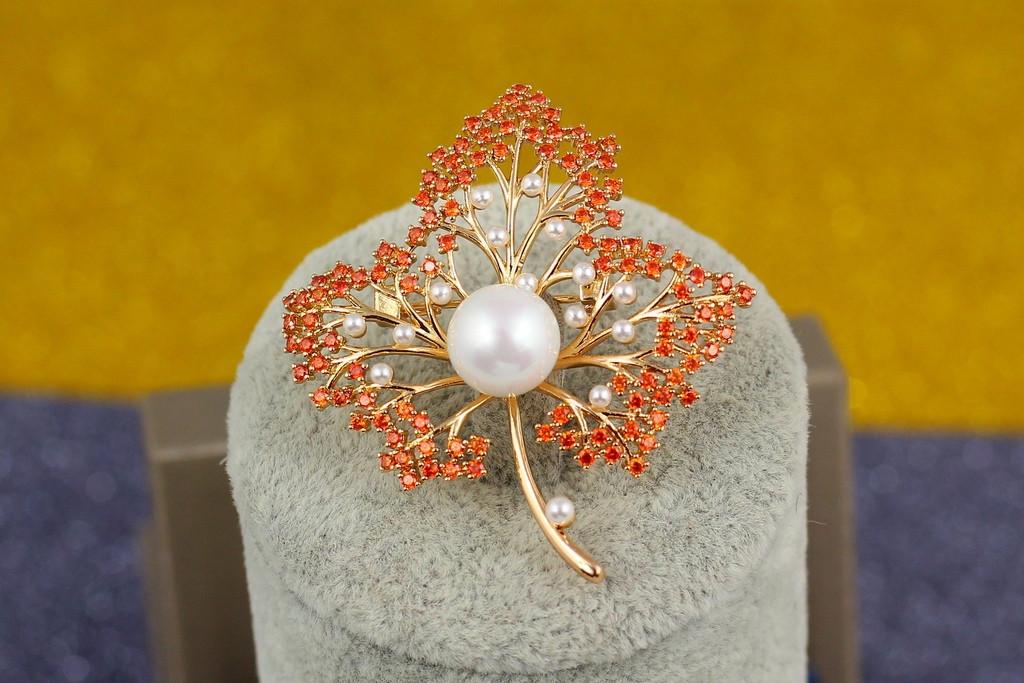 Брошь Xuping Jewelry Осенний лист с жемчужиной 5 см Золотистый