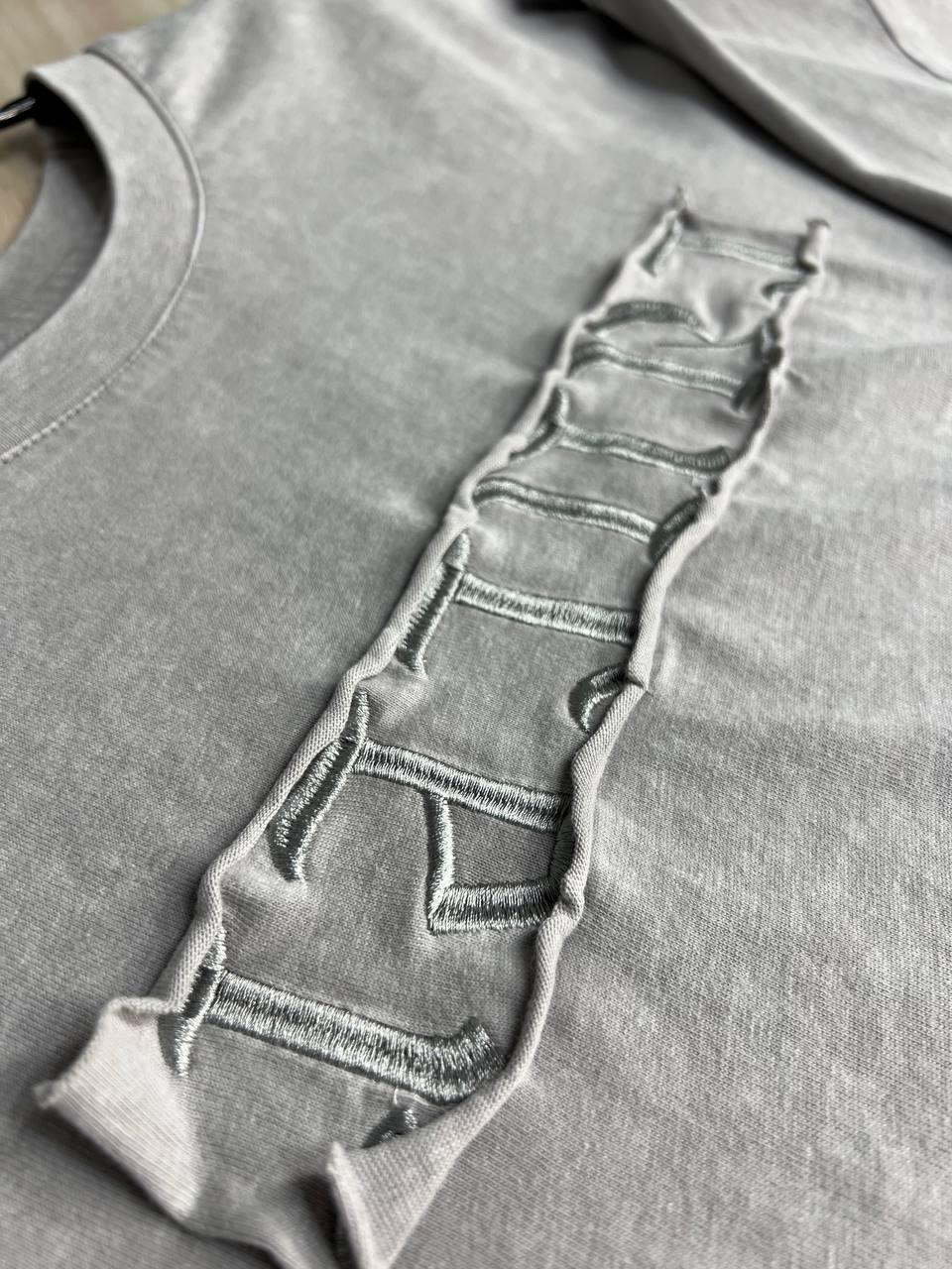 Футболка жіноча A-N 26029 широка варена тай дай довгий рукав 3\4 з вишивкою попереду OS Світло-сірий (4017) - фото 2 Футболка жіноча A-N 26029 широка варена тай дай довгий рукав 3\4 з вишивкою попереду OS Світло-сірий (4017) - фото 2