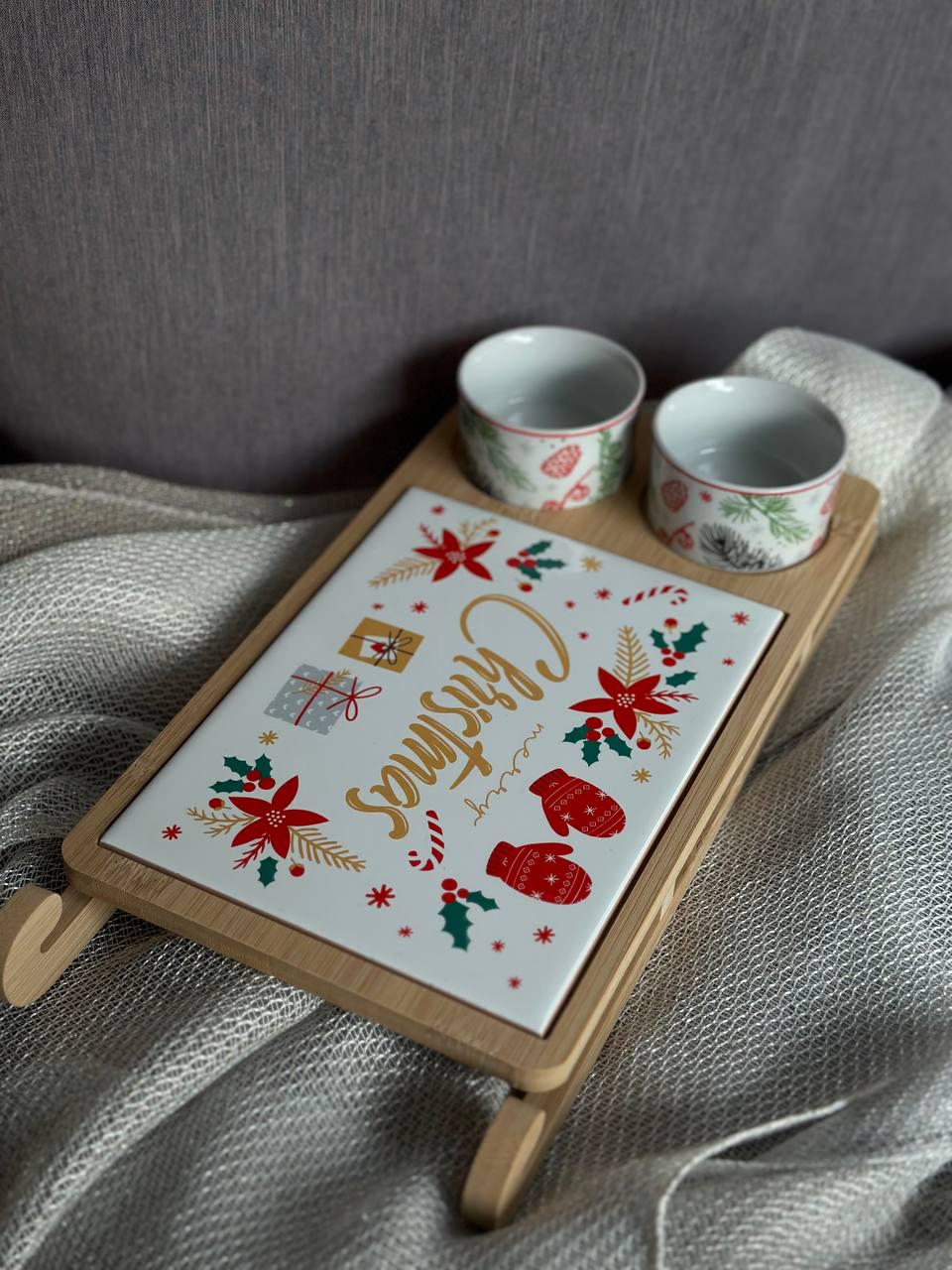 Набір піал новорічних Elisey Сани на бамбуковій підставці 34х17х4 см (16020-005) Набір піал новорічних Elisey Сани на бамбуковій підставці 34х17х4 см (16020-005)