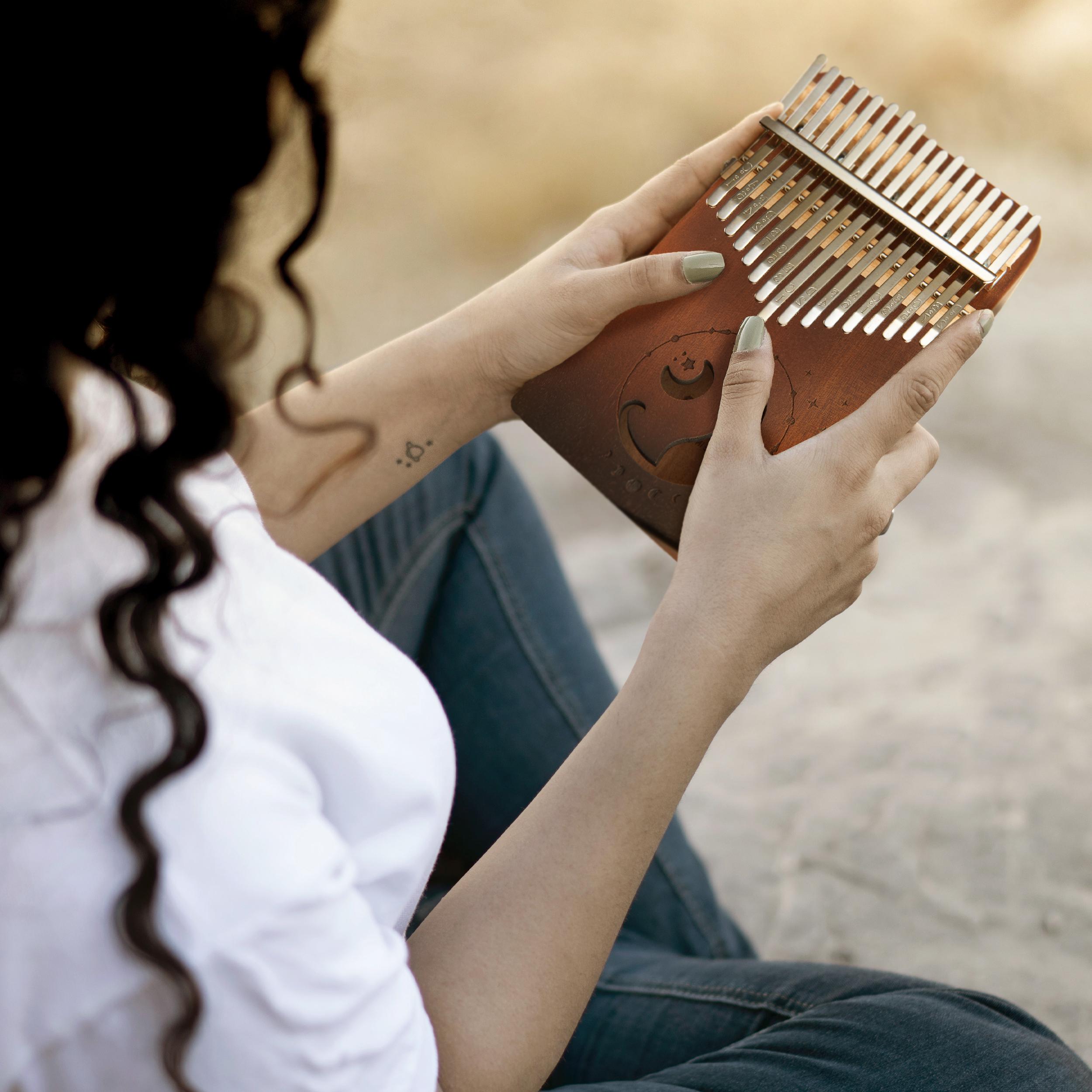 Калімба музичний інструмент Kayfovo KA-56 Пальчикове піаніно ручна робота дерево 17 клавіш (28738) - фото 3 Калімба музичний інструмент Kayfovo KA-56 Пальчикове піаніно ручна робота дерево 17 клавіш (28738) - фото 3