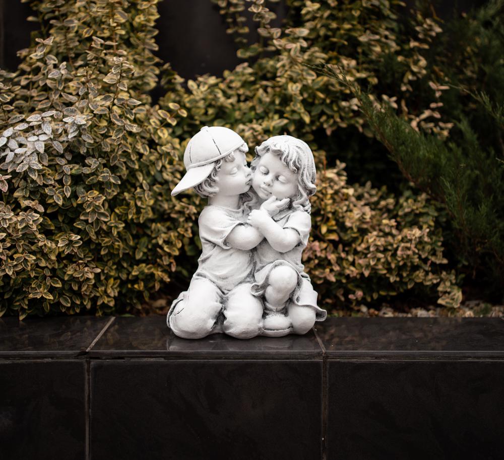 Фигурка Гранд Презент СП521-4 св Целующие детки светящиеся 30х22х14 см