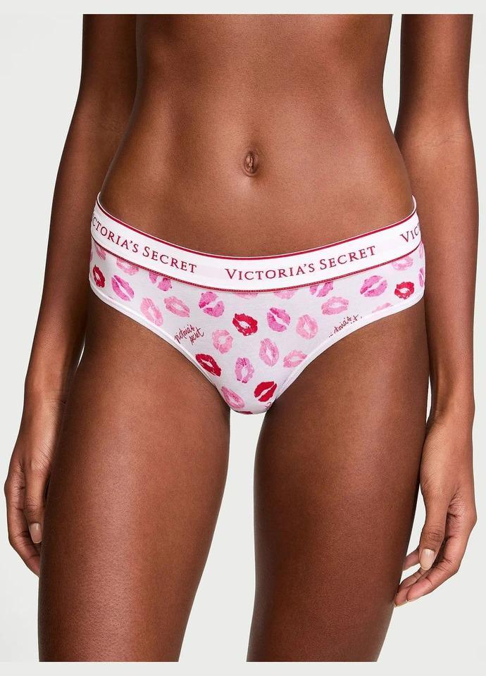 Трусики хлопковые Victoria's Secret Logo Cotton Hiphugger Panty White Kisse S Белый (26987592) Трусики хлопковые Victoria's Secret Logo Cotton Hiphugger Panty White Kisse S Белый (26987592)