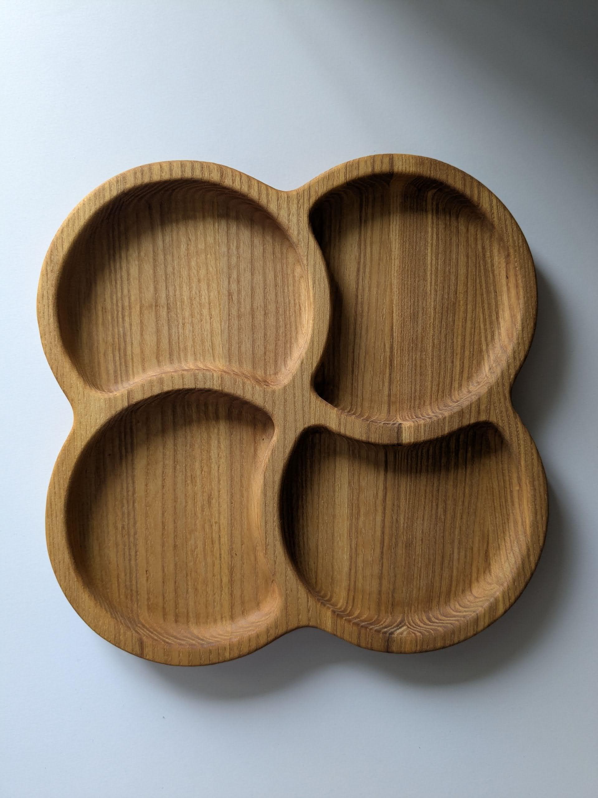 Менажниця кругла дерев’яна з ясеня 4 фігурні секції (SP-006)