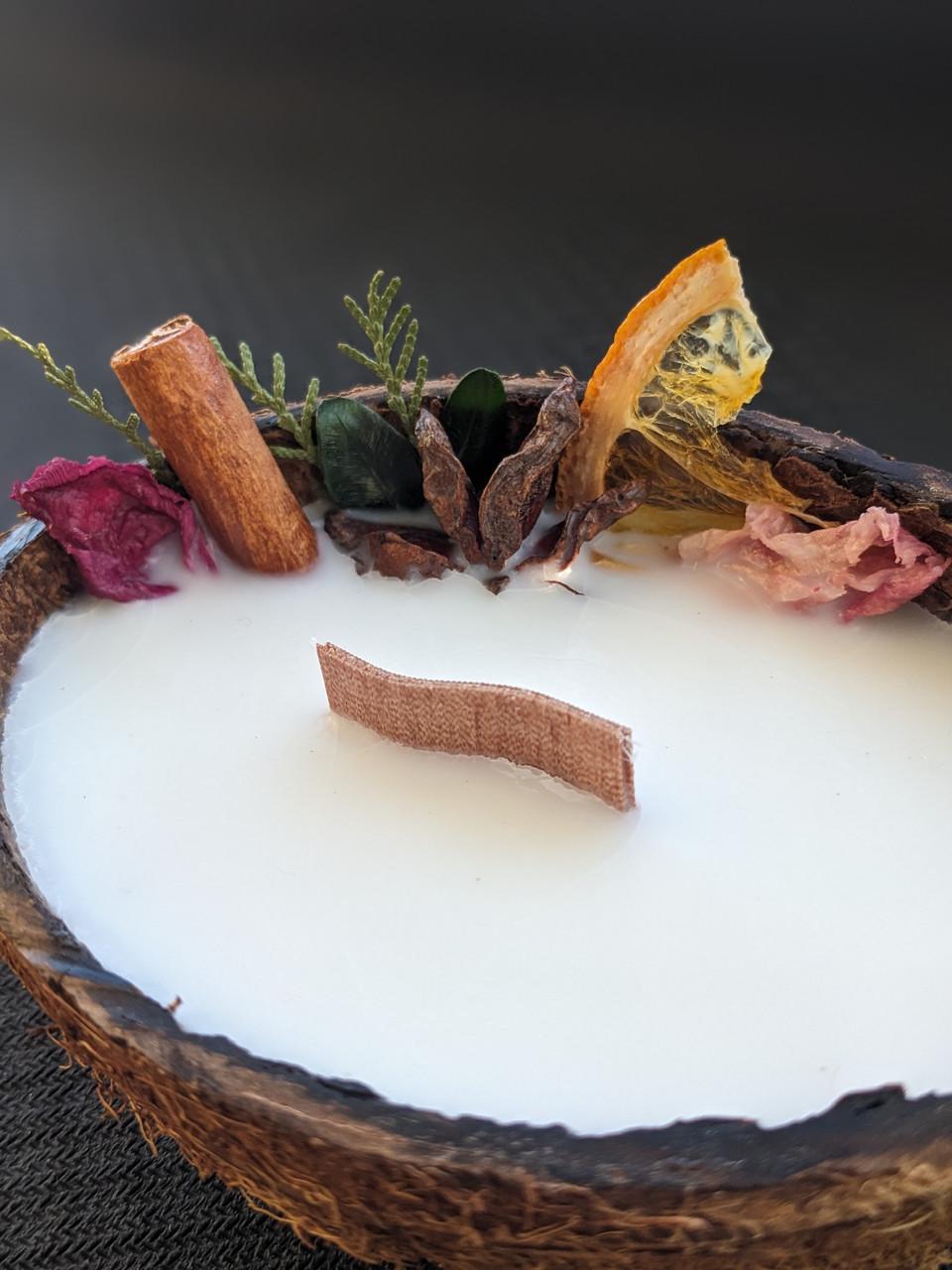 Свеча натуральная декорированная из кокосового воска в кокосовой скорлупе (2464906401)