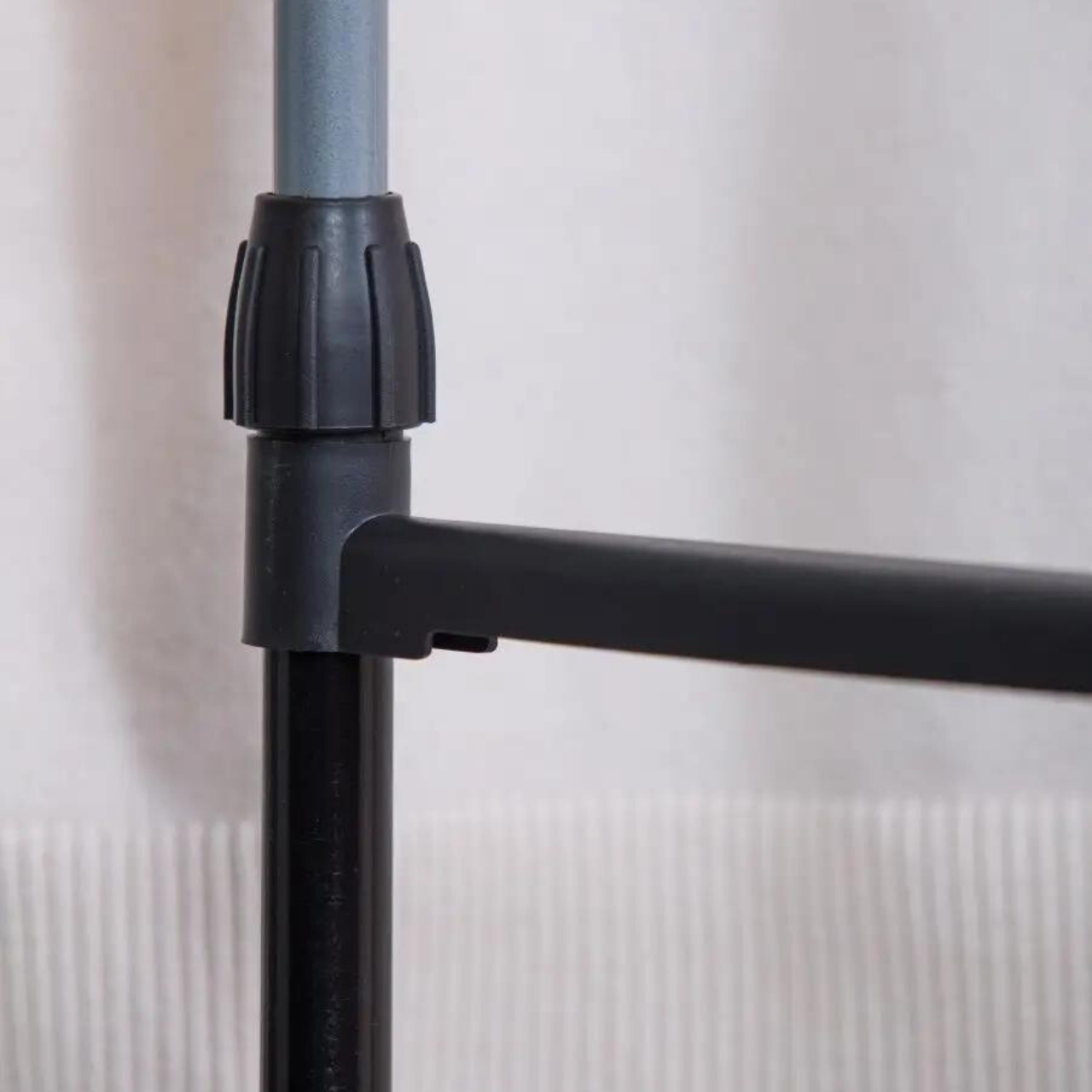 Вішалка-стійка для одягу телескопічна на коліщатках Чорний (7020128093) - фото 7