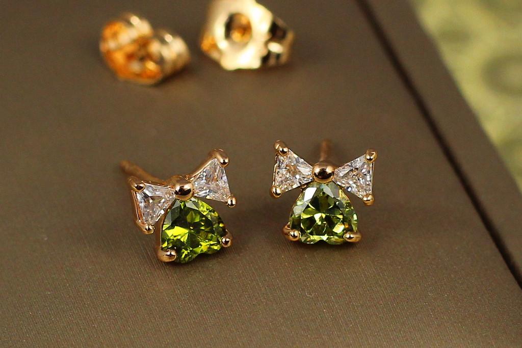 Серьги гвоздики Xuping Jewelry Сердце с бантиком с камнем изумруд 7 мм Золотистый (2137785145)