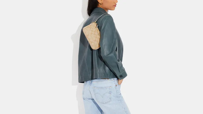 Сумка женская Coach Nolita 19 In Signature Canvas Бежевый Light Khaki/Chalk - фото 3