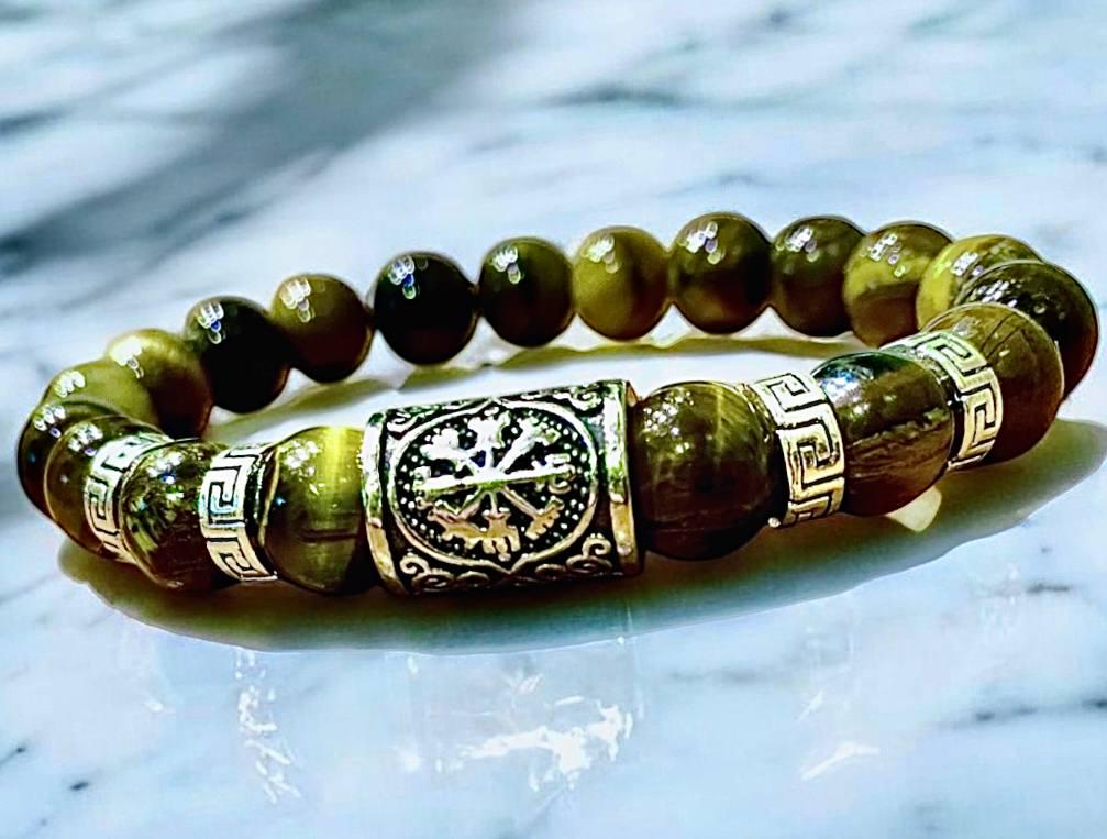 Браслет LITAURS из натурального камня тигровый глаз d 10 мм дополнен стальной вставкой руническим компасом Вегвизир L 18-21 см (251203-1)