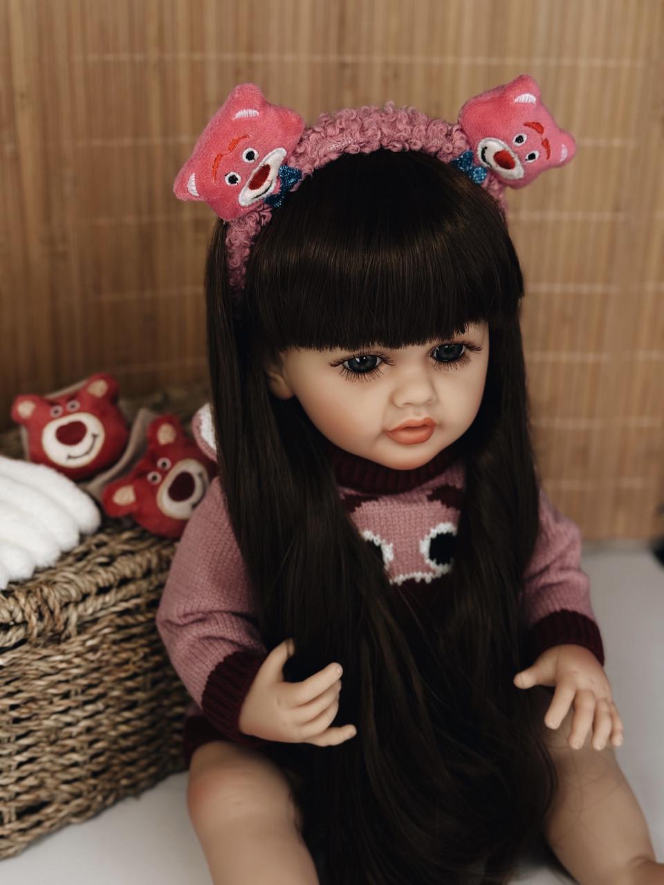 Кукла кукла реалистичная KEIUMI винил-силиконовая в вязаной кофточке с мишкой и аксессуарами 55 см - фото 2