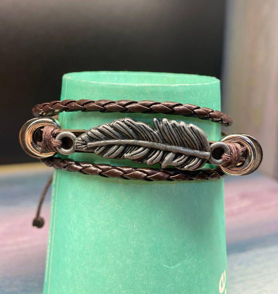 Браслет из экокожи PG06120 Перо с металлическими вставками на завязке 6 см (14244814)