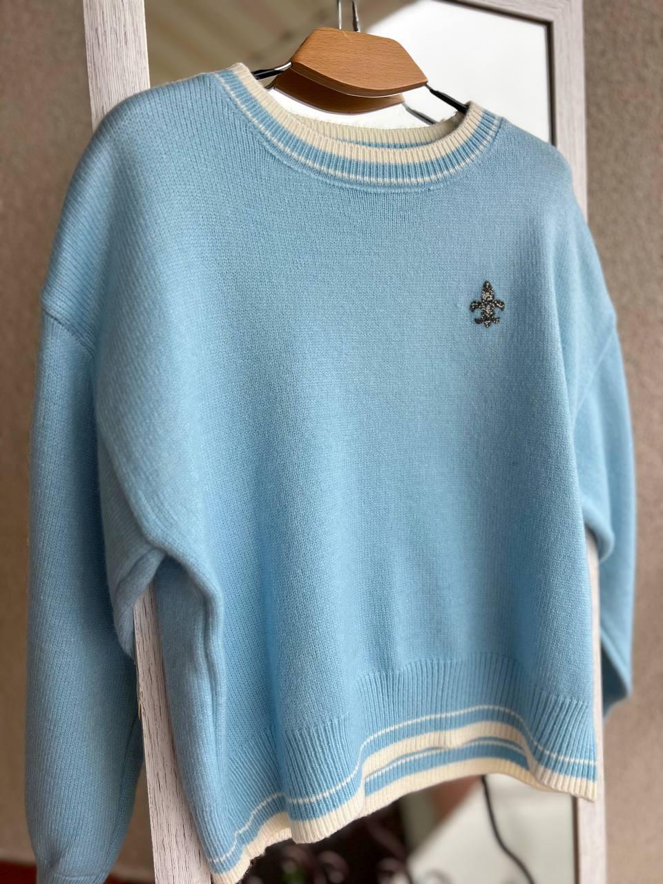 Светр жіночий A-N 6101 широкий прикраса вензель попереду з камінням OS Блакитний (2919) - фото 3