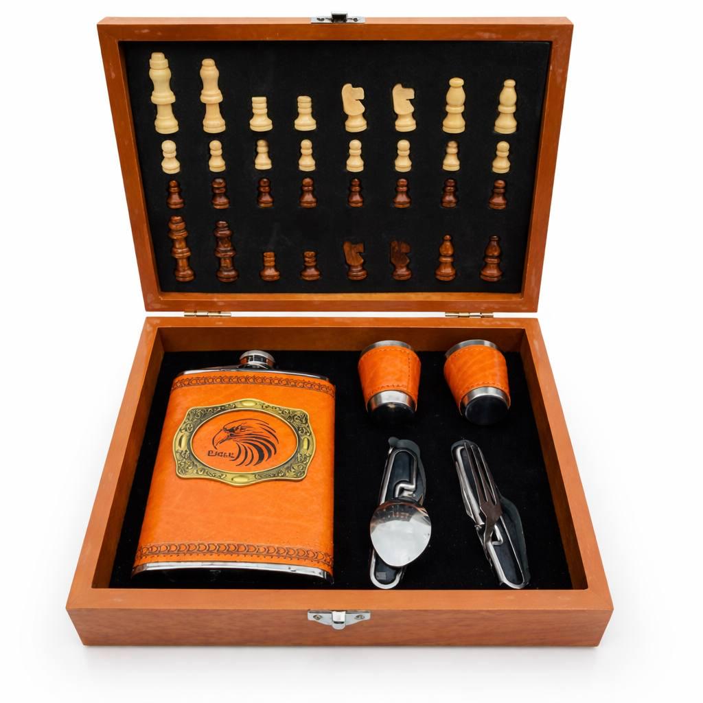 Подарочный набор с шахматами, флягой и рюмками в деревянном кейсе (6c2bff18) Подарочный набор с шахматами, флягой и рюмками в деревянном кейсе (6c2bff18)