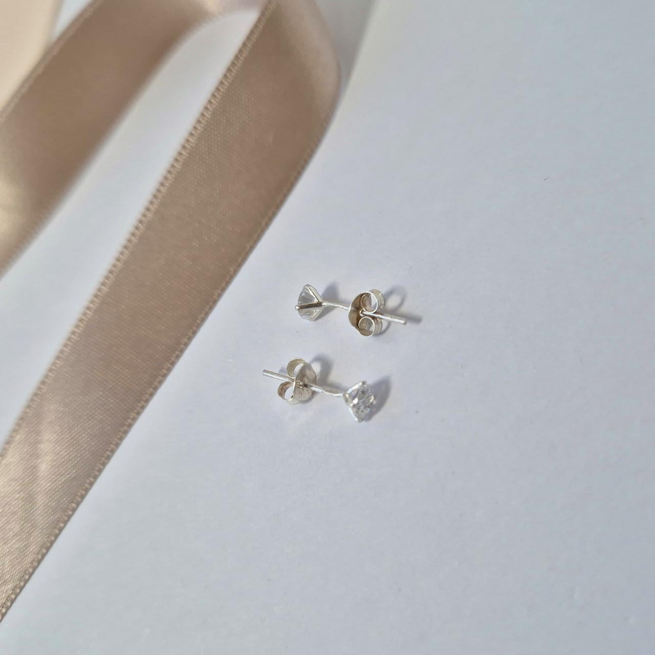 Серьги гвоздики пусеты на фиксаторах серебро 925 пробы 0,50 г с белым камнем 4 мм (с1ф/603)