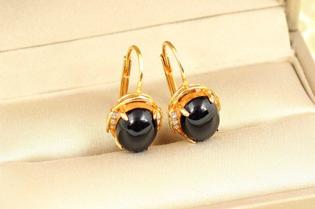 Серьги Черный оникс с тремя цирконами 1,8 см Золотистый (28809232)