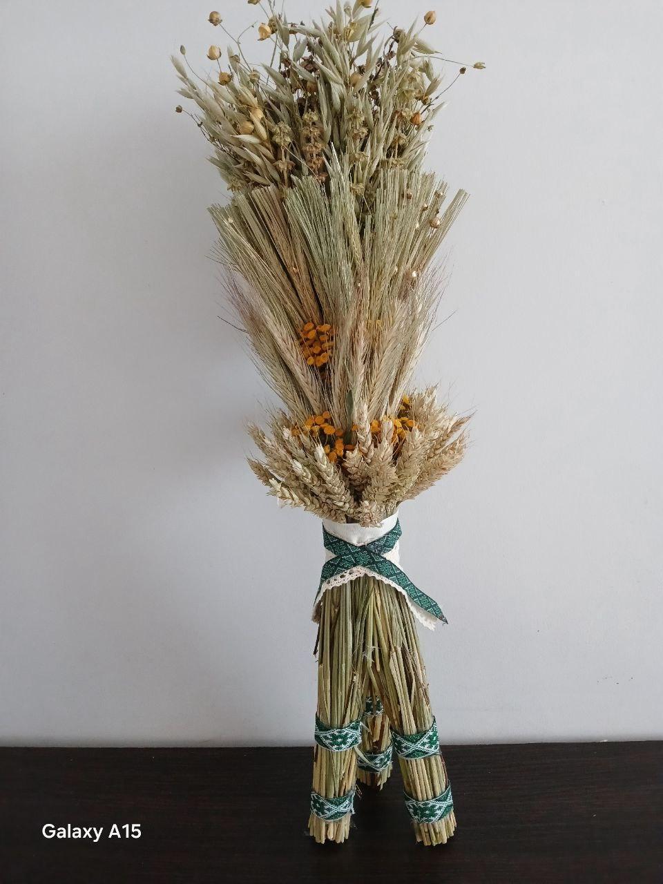 Дідух різдвяний з колосcя пшениці/льону та вівса на трьох ніжках 50-55 см зі стрічкою вишиванкою Зелений (2822853370) - фото 3 Дідух різдвяний з колосcя пшениці/льону та вівса на трьох ніжках 50-55 см зі стрічкою вишиванкою Зелений (2822853370) - фото 3