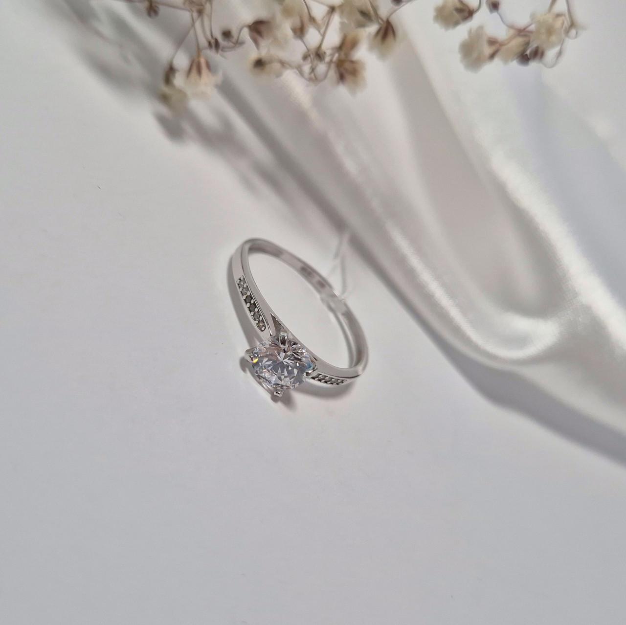 Кольцо с белым камнем р. 19 серебро 925 пробы 1,71 г (1567)