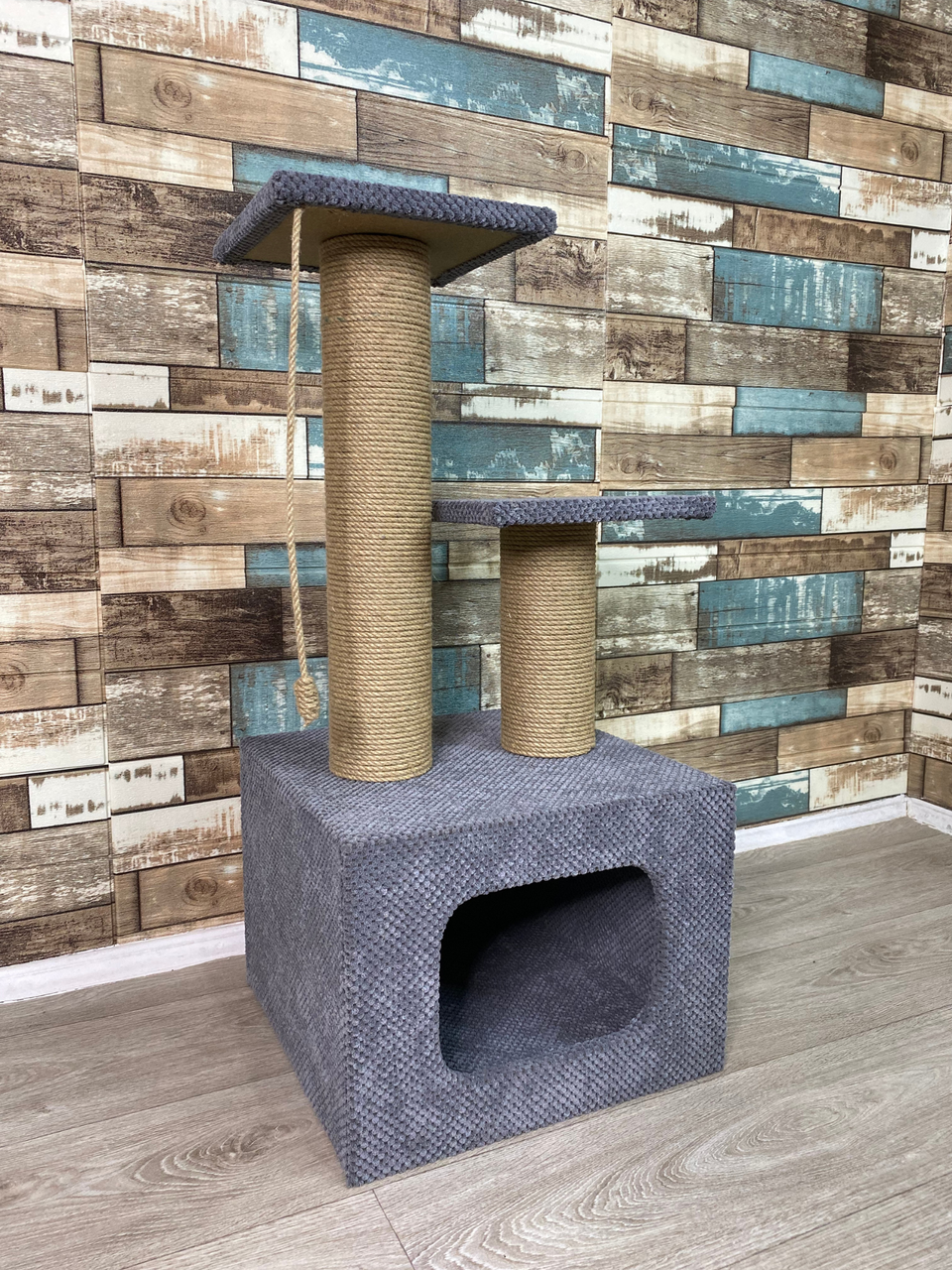 Когтеточка-домик с двумя лежанками 75x40x40 см Серый (21706948) - фото 4