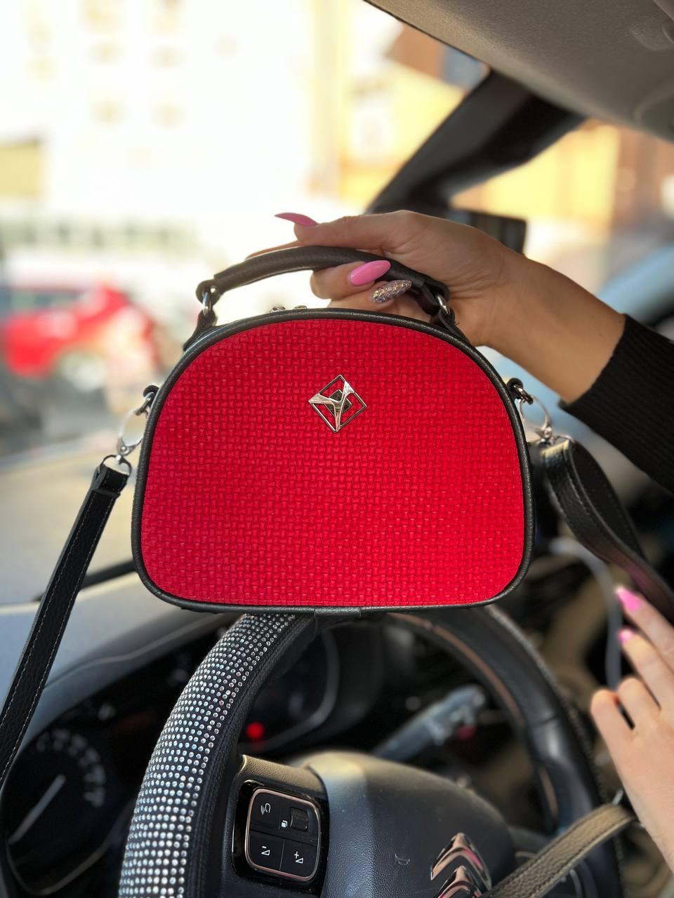 Сумка через плечо женская современная городская экокожа/натуральная замша 22х17х9 см Черный с красным - фото 4 Сумка через плечо женская современная городская экокожа/натуральная замша 22х17х9 см Черный с красным - фото 4