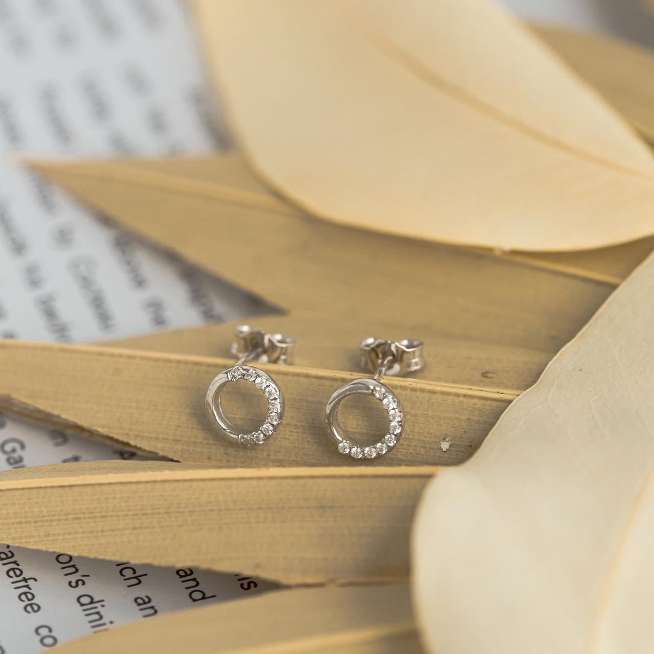 Сережки срібні пусети Круги з дев’ятьма білими фіанітами Сережки срібні пусети Круги з дев’ятьма білими фіанітами