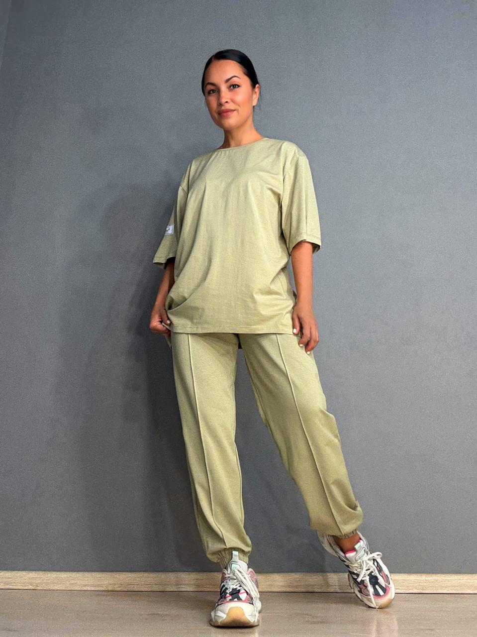 Костюм жіночий CAPPITONE 101212 футболка та брюки джоггери зі швом L Хакі (1694) - фото 6 Костюм жіночий CAPPITONE 101212 футболка та брюки джоггери зі швом L Хакі (1694) - фото 6