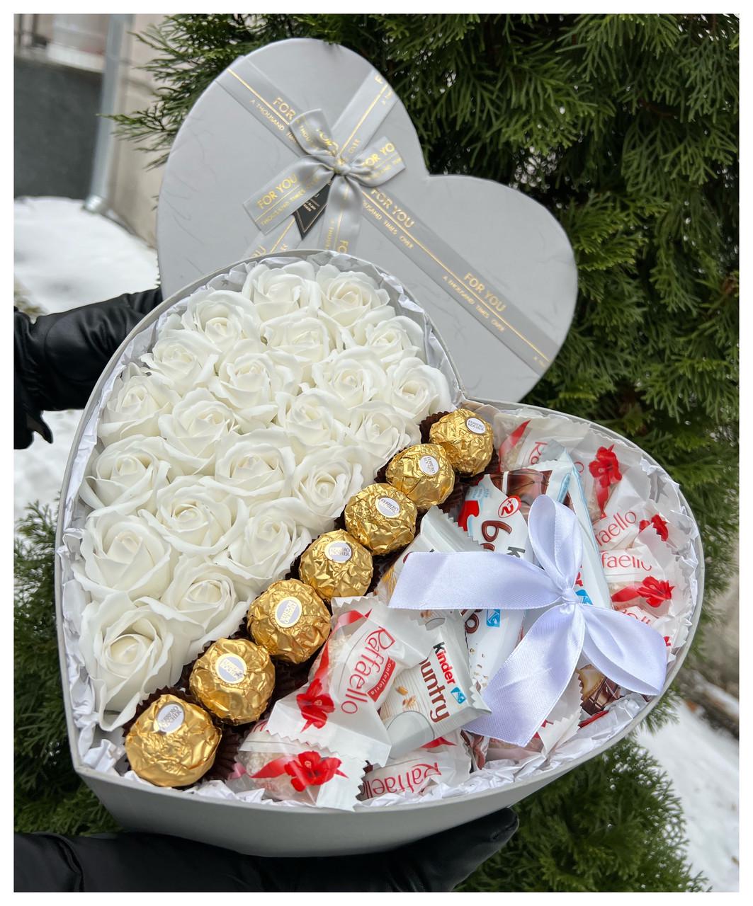 Подарунковий бокс дружині сердцем з солодощами та трояндами з мила квіти 23 шт. Білий (2032313951) - фото 4