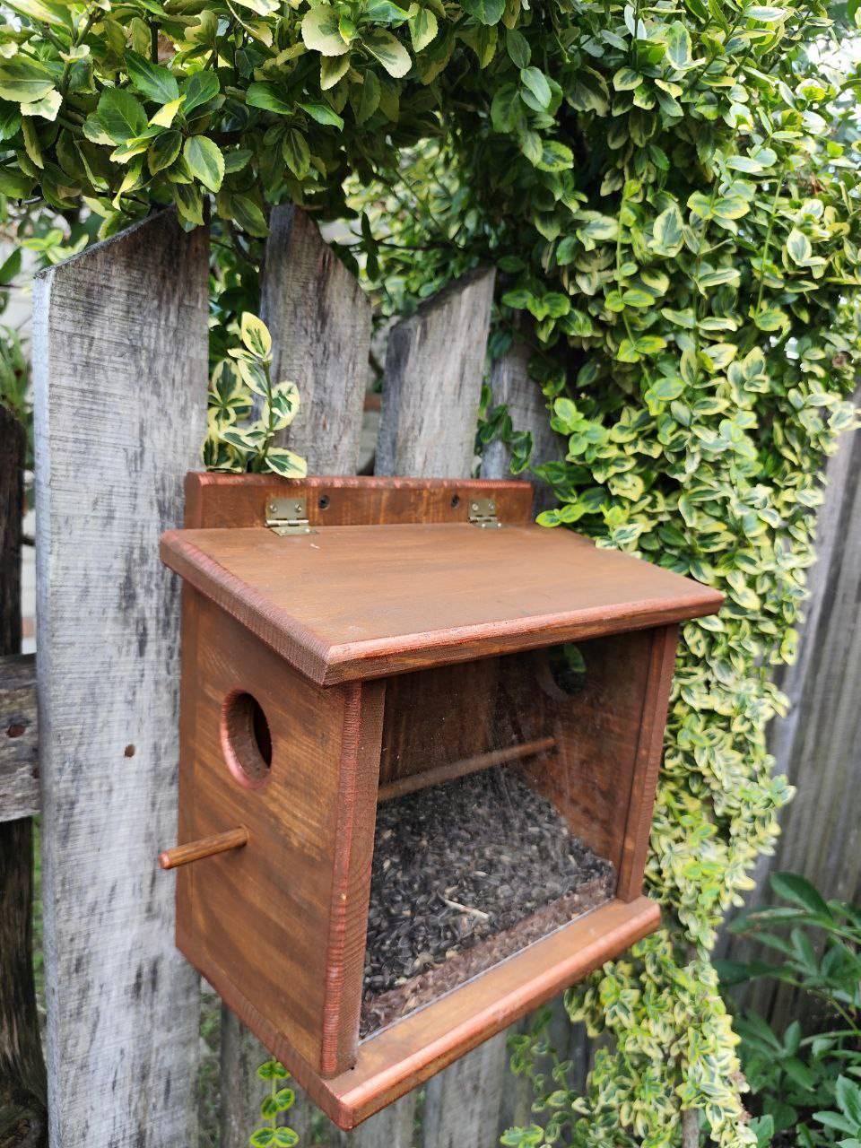 Кормушка для птиц Запутанка бункерного типа из сосновой древесины 30х30х17 см Янтарный - фото 3 Кормушка для птиц Запутанка бункерного типа из сосновой древесины 30х30х17 см Янтарный - фото 3