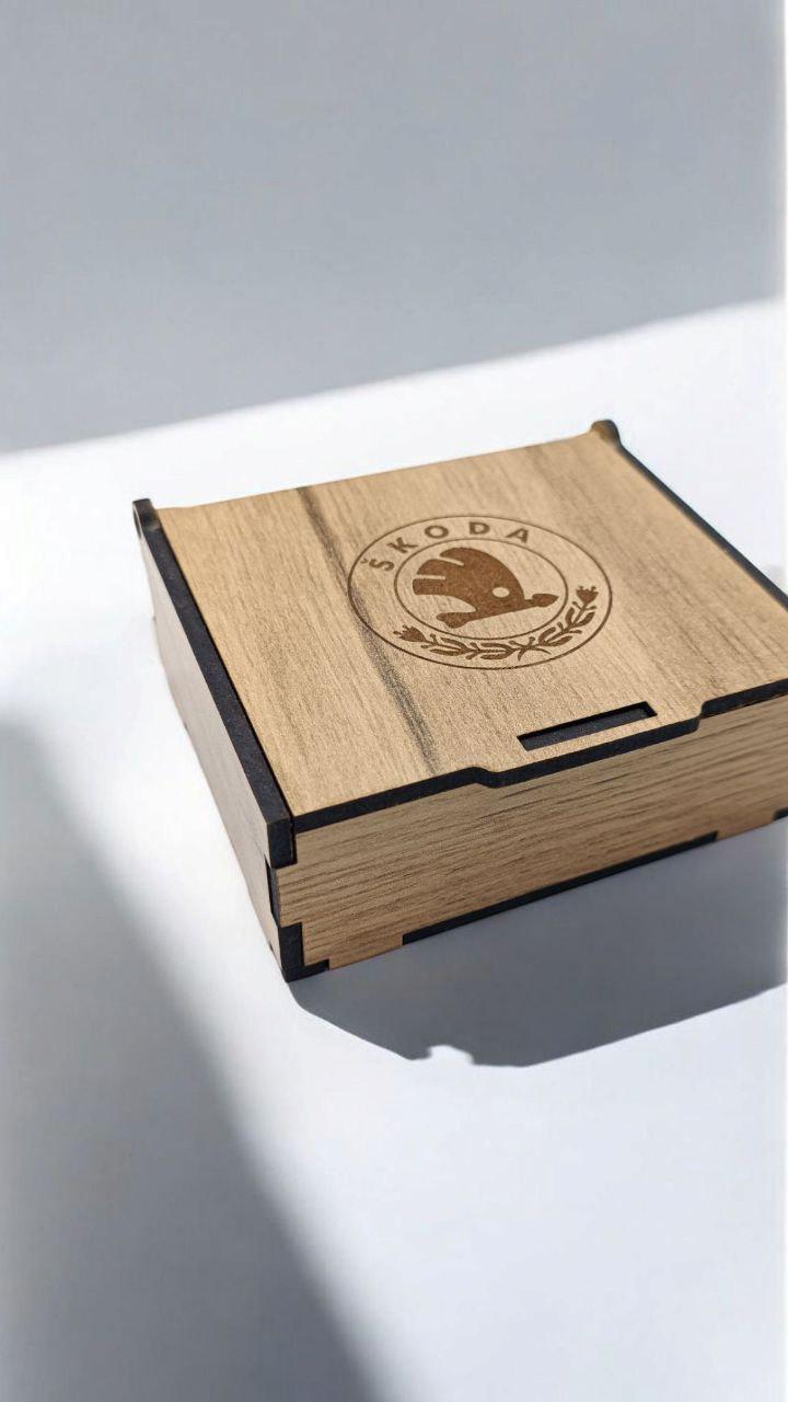 Ароматизатор в дифлектор для авто Skoda Auto из войлока и аромапарфюм 5 мл (77) - фото 2